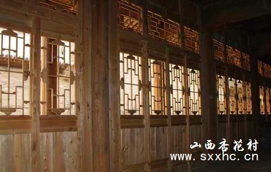 汾酒作坊新修复的门墙